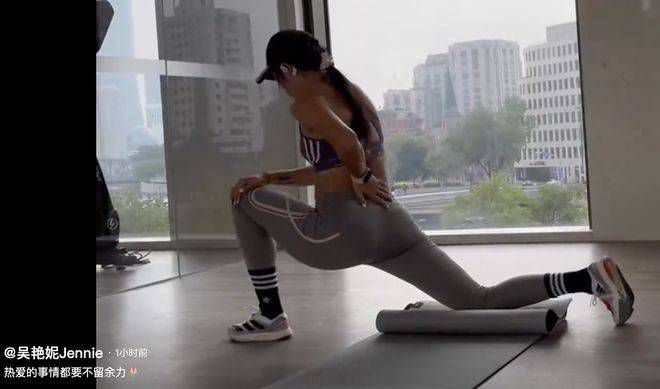 同时亮相的还有比伯的朋友亚瑟小子，以及他的经纪人与母亲。
