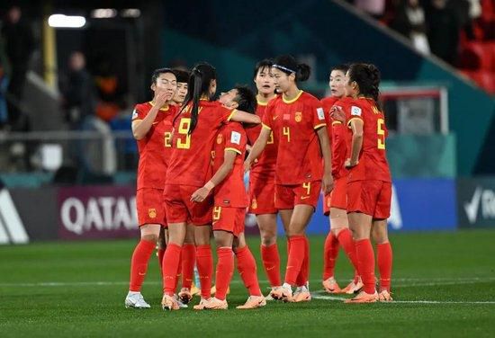 “霓红灯CP”倪大红惠英红亮相华表奖 甜蜜三