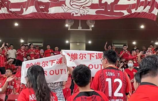 这一细节不仅是毛主席唯一为藏族红军取的汉族名字，更象征着民族交融与革命信仰的结合，赋予了人物独特的历史印记。