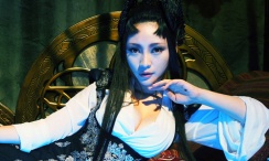 主演新剧《肯尼迪》聚焦著名政治家族 2 堪比时装周!